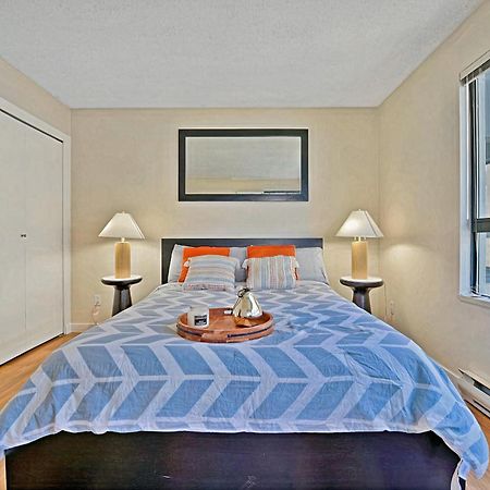 Prime Location Stylish Two-Bedroom Apartment Overlooking Downtown Vancouver Exterior photo