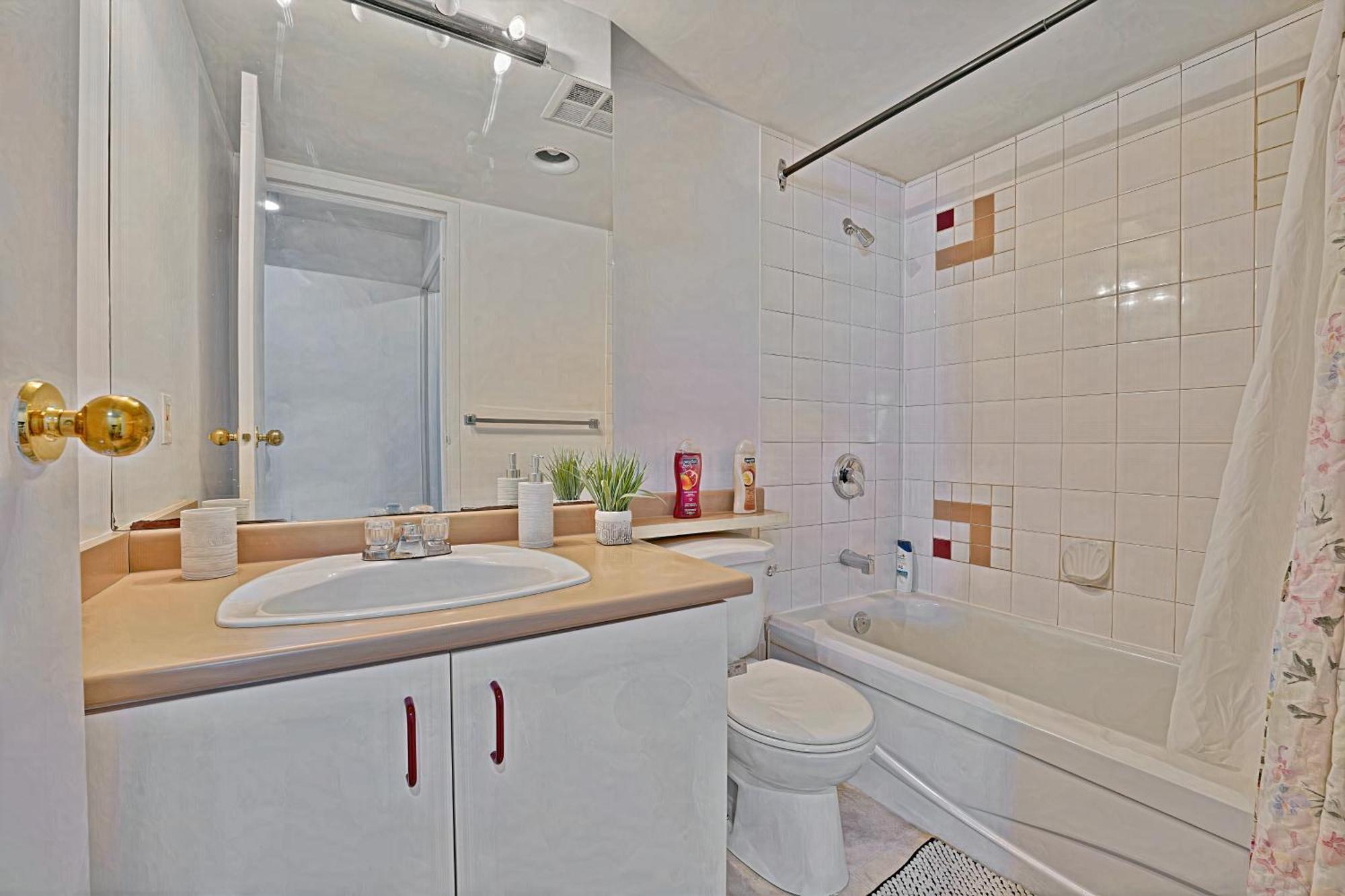 Prime Location Stylish Two-Bedroom Apartment Overlooking Downtown Vancouver Exterior photo