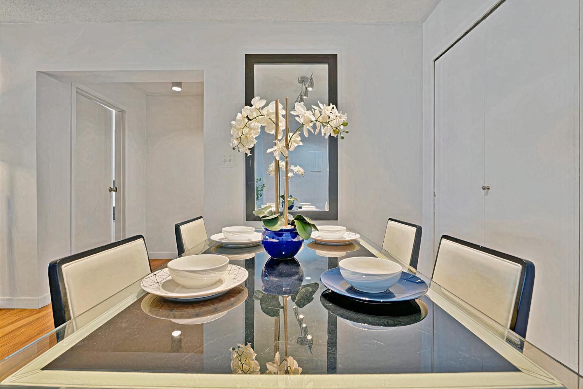 Prime Location Stylish Two-Bedroom Apartment Overlooking Downtown Vancouver Exterior photo