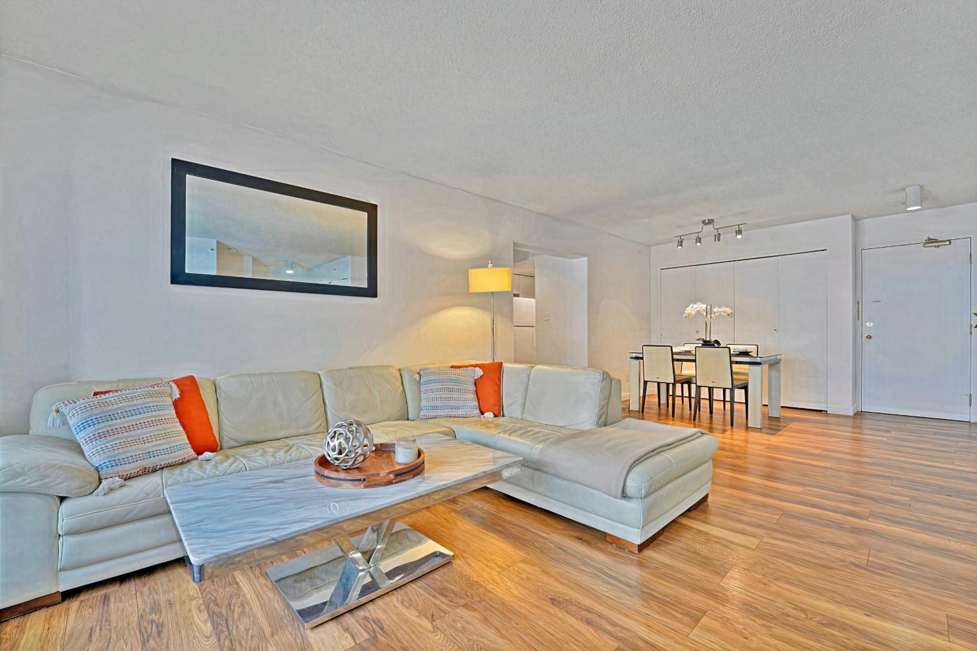 Prime Location Stylish Two-Bedroom Apartment Overlooking Downtown Vancouver Exterior photo