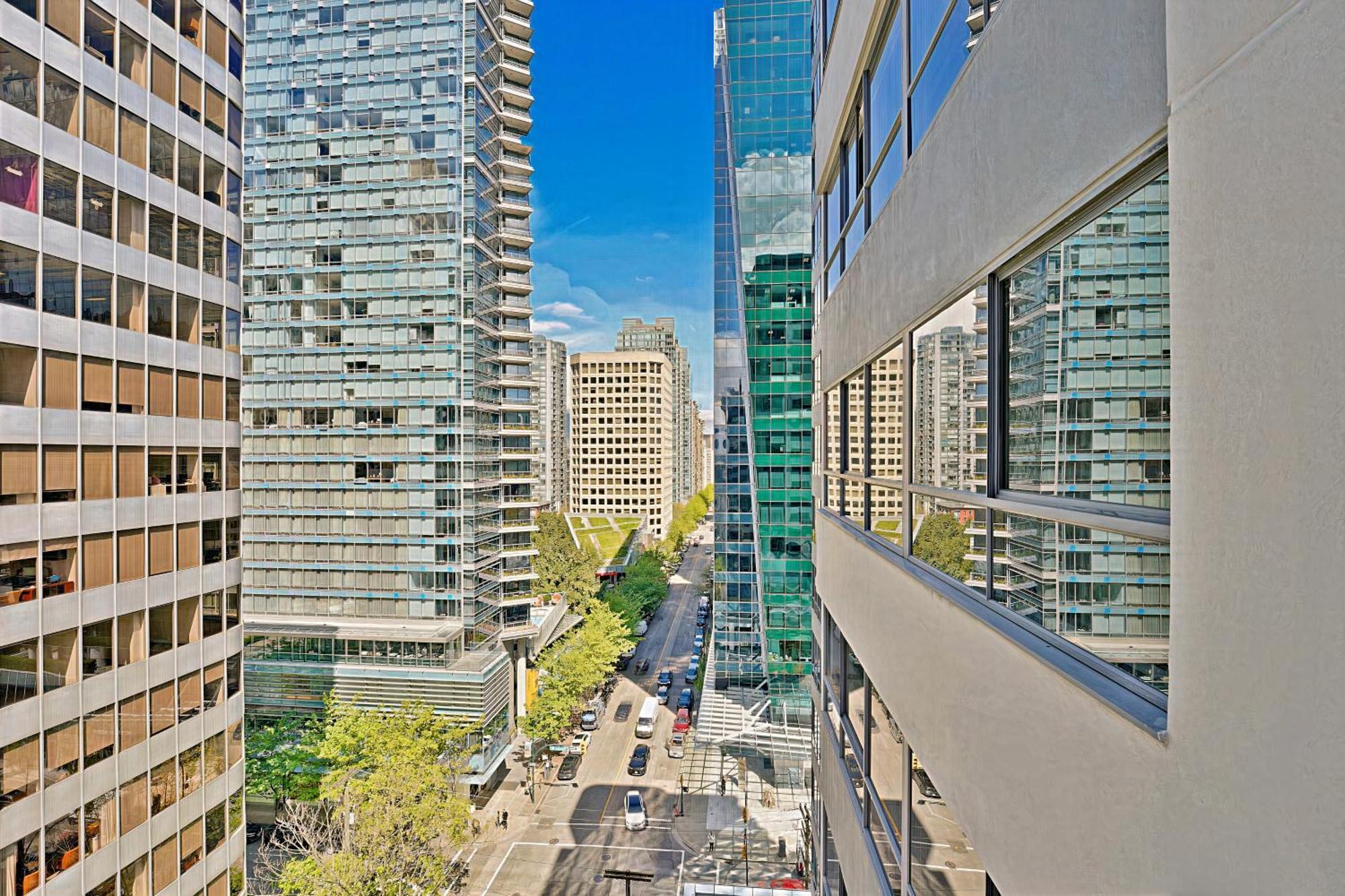 Prime Location Stylish Two-Bedroom Apartment Overlooking Downtown Vancouver Exterior photo